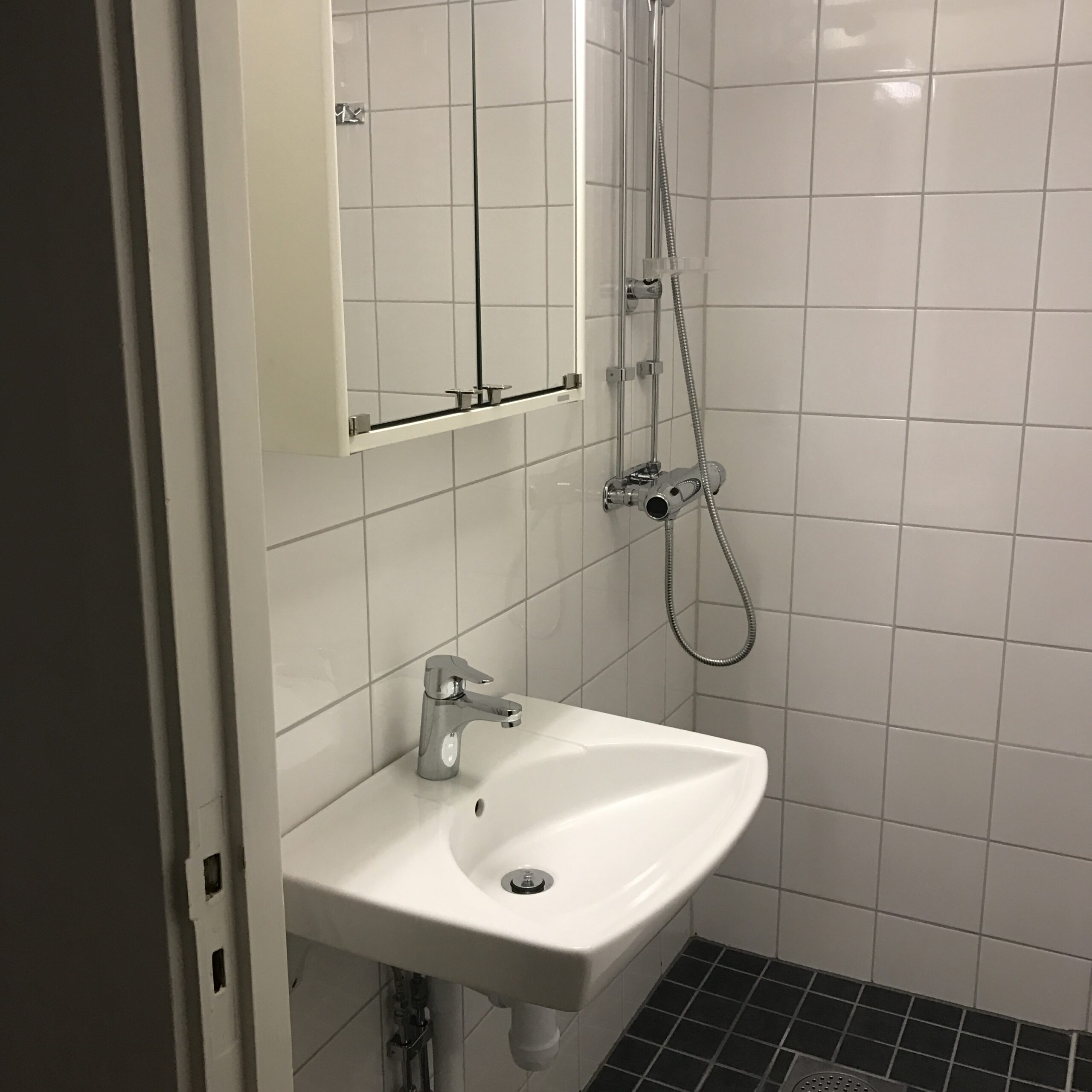 Vit hall med trägolv med passager till kök och vardagsrum  i Halmstad