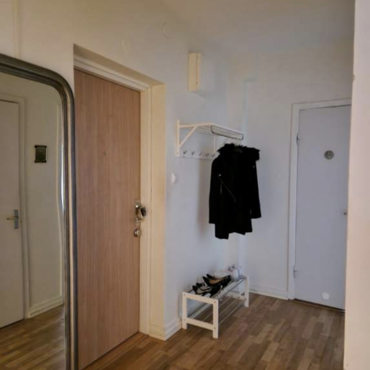 vit hall med trägolv i Halmstad