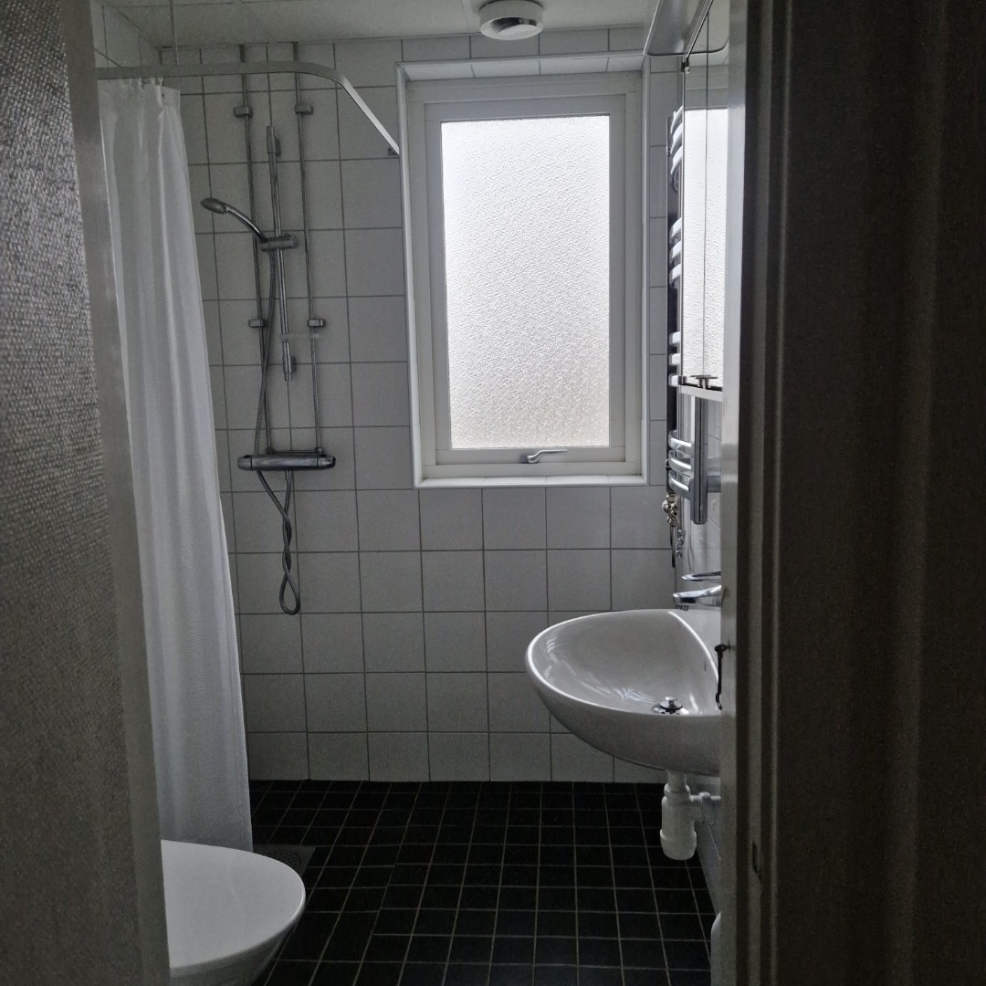 vitt vardagsrum med trägolv i Halmstad